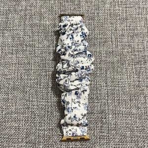 apple watch floral scrunchie band 38/40 - NEW